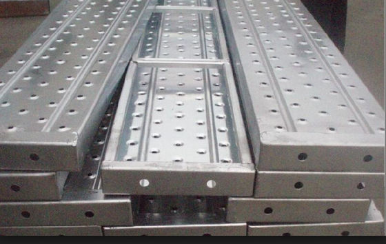 Chine Planche/plates-formes en aluminium réutilisées d'échafaudage 2.4/1.8/1.2/0.73M*230*63*1.8mm fournisseur